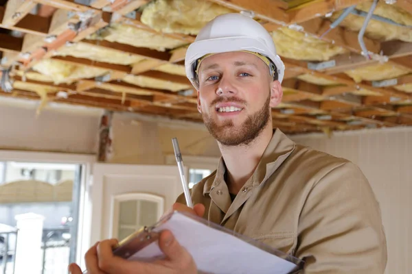 Construtor Feliz Pensando Algo Dentro Casa — Fotografia de Stock