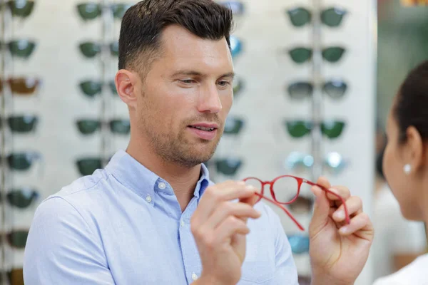 Hombre Maduro Mirando Sus Nuevas Gafas — Foto de Stock