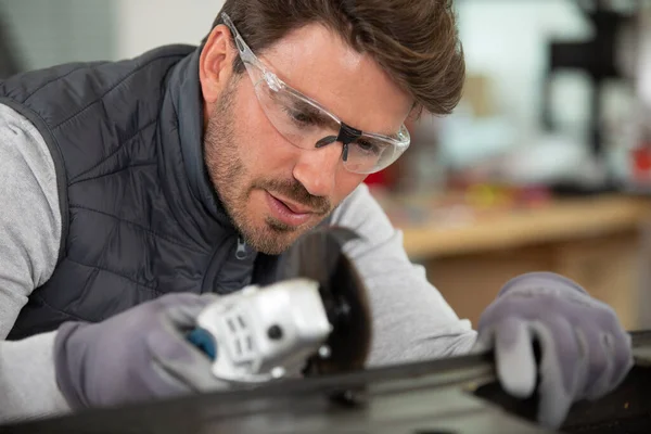 Close View Van Mens Met Behulp Van Een Haakse Slijper — Stockfoto