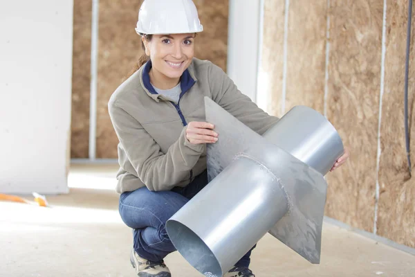 Femme Heureuse Constructeur Est Intalling Une Pipe — Photo