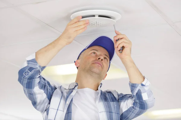 Electrician Installing Smoke Detector Ceiling — Stock Photo, Image