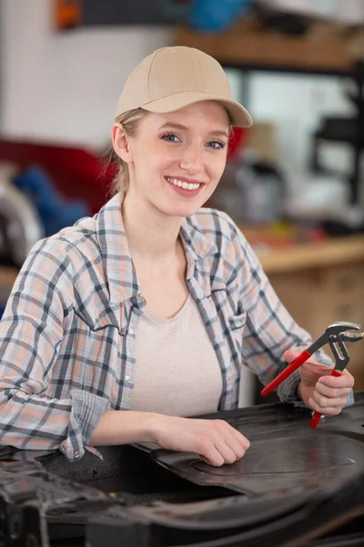 Mujer Mecánica Trabajando Coche Taller —  Fotos de Stock