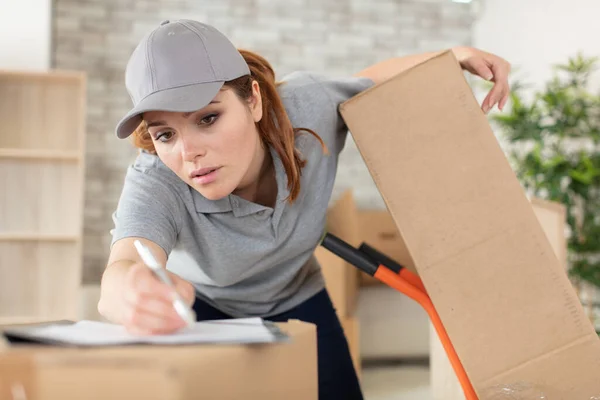 Junge Frau Schreibt Auf Klemmbrett — Stockfoto