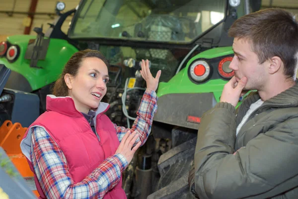 Female Farmer Trainee Tractor Shed — Stock Photo, Image