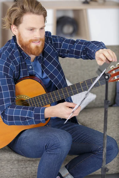 Cara Moderno Tocando Guitarra Sentado Sofá — Fotografia de Stock