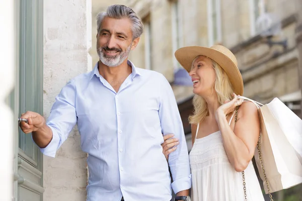 Casal Feliz Com Sacos Compras Olhando Para Vitrine — Fotografia de Stock