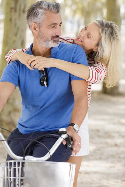 Abrazando Pareja Una Bicicleta — Foto de Stock