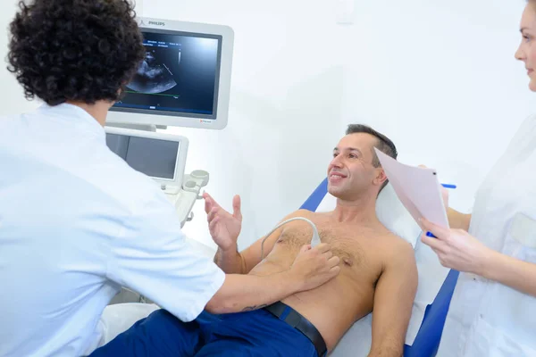 Paciente Masculino Con Ultrasonido Cardíaco —  Fotos de Stock