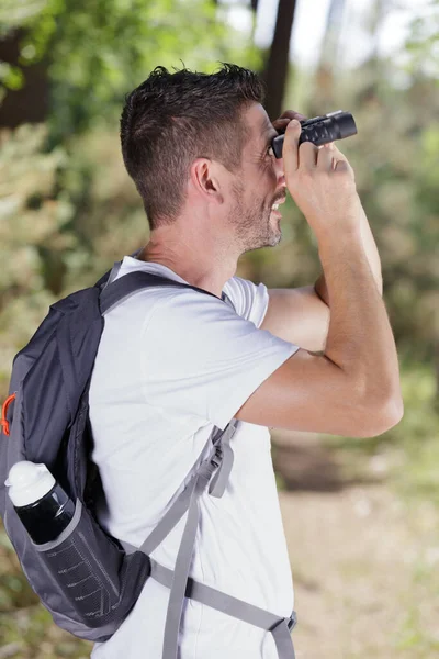 Uomo Con Zaino Che Osserva Usando Binocolo — Foto Stock