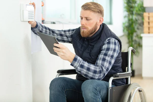 Trabajador Discapacitado Silla Ruedas Instalando Dispositivo Alarma — Foto de Stock