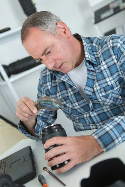 Professional Photographer Cleaning Lens — Stock Photo, Image