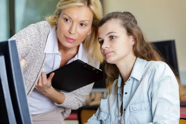 Två Kvinnor Diskussion — Stockfoto