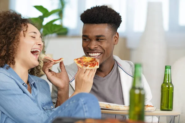 Casal Feliz Rindo Comendo Pizza — Fotografia de Stock