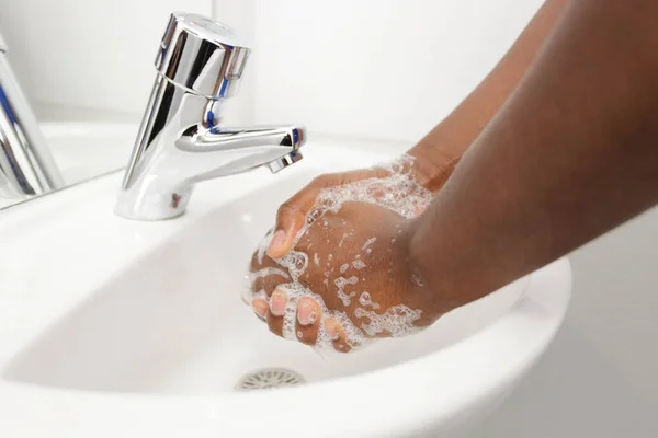 Zbliżenie Osoby Myjącej Ręce Izolacji — Zdjęcie stockowe