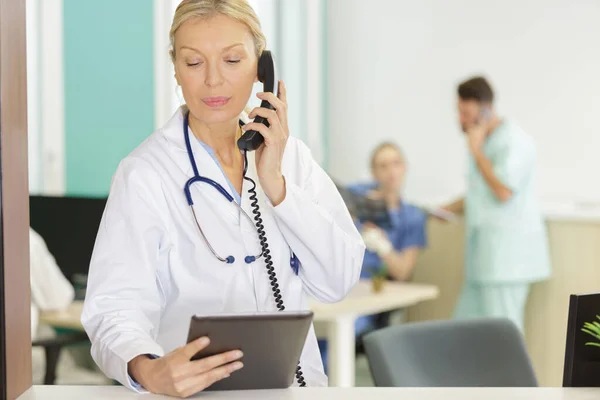 Atraente Maduro Sorridente Feminino Médico Telefone — Fotografia de Stock