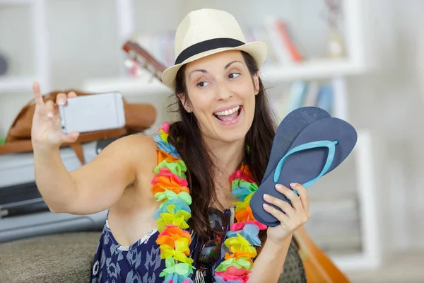 Žena Turista Lei Náhrdelník Přičemž Selfie Držení Pantofle — Stock fotografie