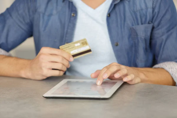 Hombre Comprando Línea Con Una Tarjeta Crédito —  Fotos de Stock