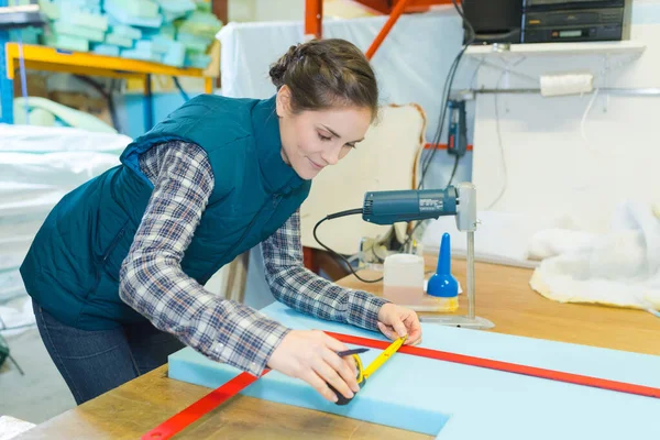 Frau Kontrolliert Größe Des Fertigen Pvc Fensters — Stockfoto