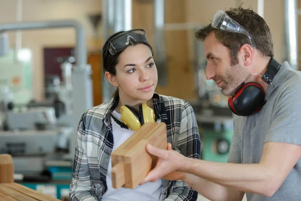 Insegnante Professionista Che Mostra Macchine Falegnameria Allo Studente — Foto Stock