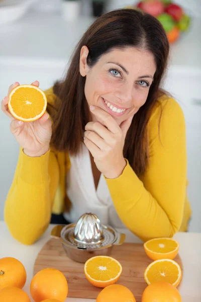 Mooie Vrouw Met Sinaasappels Haar Handen — Stockfoto