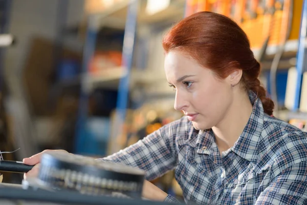 Empresária Está Concentrando Durante Seu Trabalho — Fotografia de Stock