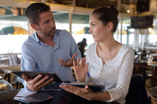 Twee Bezorgde Leidinggevenden Die Documenten Lezen Een Bar — Stockfoto