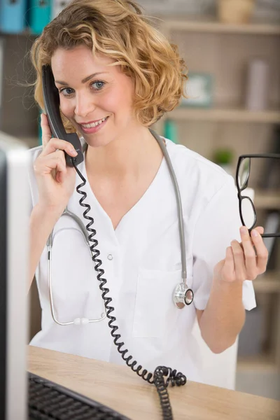 Portrait Une Femme Médecin Parlant Sur Téléphone Portable — Photo