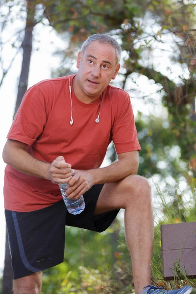 Homme Âgé Boit Eau Après Entraînement Dans Parc — Photo