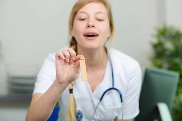 Genç Bayan Doktor Bir Hastayı Muayene Ediyor — Stok fotoğraf