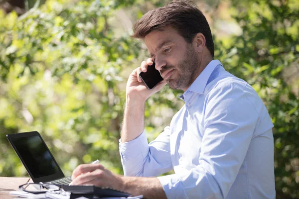 Красивий Бізнесмен Сидить Лавці Розмовляючи Телефону — стокове фото