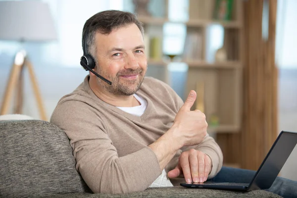 Vicino Uomo Dando Pollice Sorridente — Foto Stock