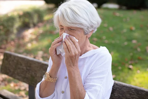 Красивая Зрелая Женщина Болезнью Пыльцы — стоковое фото