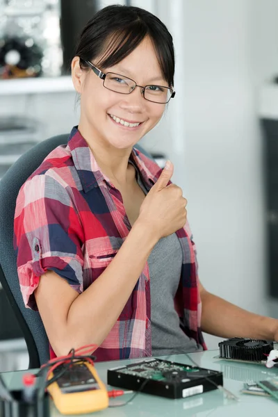 Jong Aziatisch Vrouw Werken Met Elektronica Maken Duimen Tot Gebaar — Stockfoto