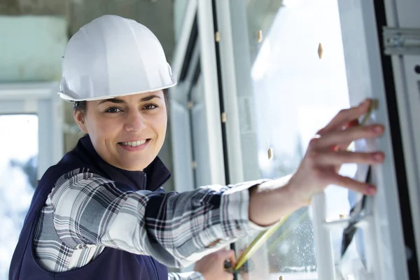 Arbetare Kvinna Kontrollerar Måtten Färdiga Plastfönster — Stockfoto