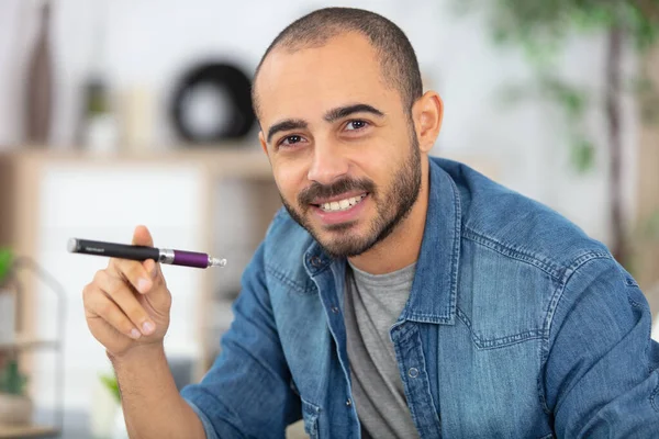 Selbstbewusster Junger Bärtiger Mann Dampft Elektronische Zigarette — Stockfoto