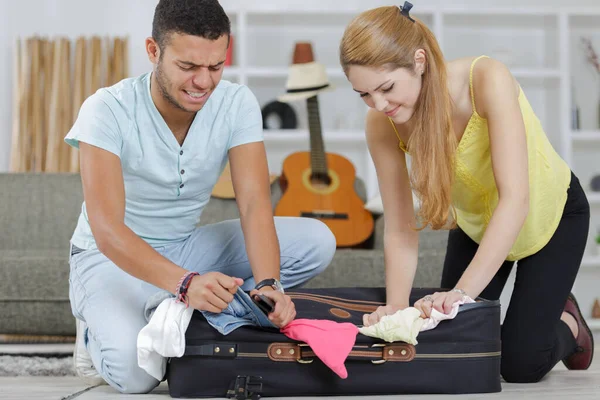 Casal Feliz Bagagem Fechamento — Fotografia de Stock