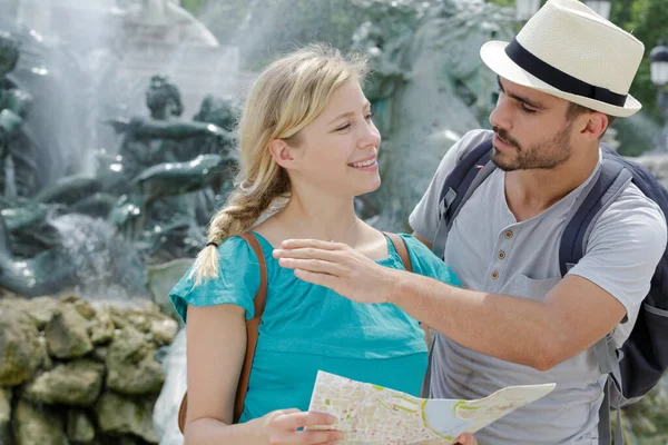 Young Couple Holiday Holding Map — Stock Photo, Image