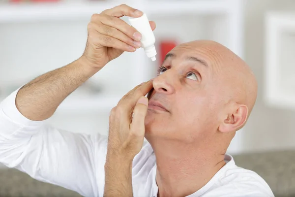 Hombre Usando Gotas Para Los Ojos —  Fotos de Stock