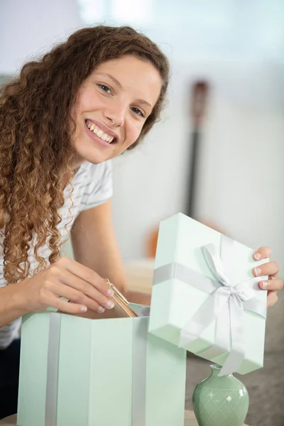 Bild Zeigt Frau Beim Öffnen Von Geschenk — Stockfoto