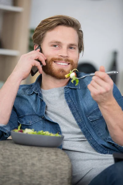Jeune Homme Dégustant Bol Salade — Photo
