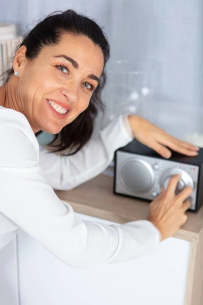 Mulher Ajustando Seu Compacto Sua Casa — Fotografia de Stock