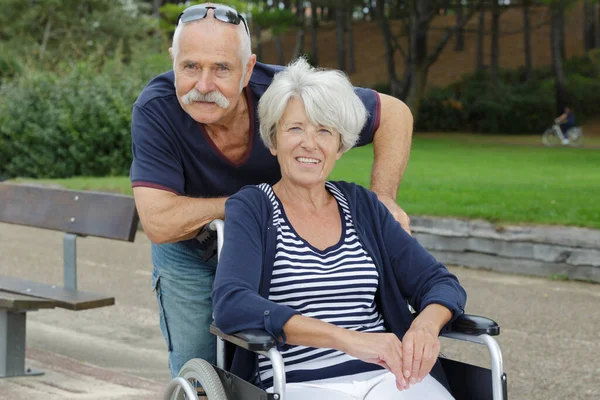 Ηλικιωμένος Άνδρας Και Γυναίκα Αναπηρική Καρέκλα Στο Πάρκο — Φωτογραφία Αρχείου