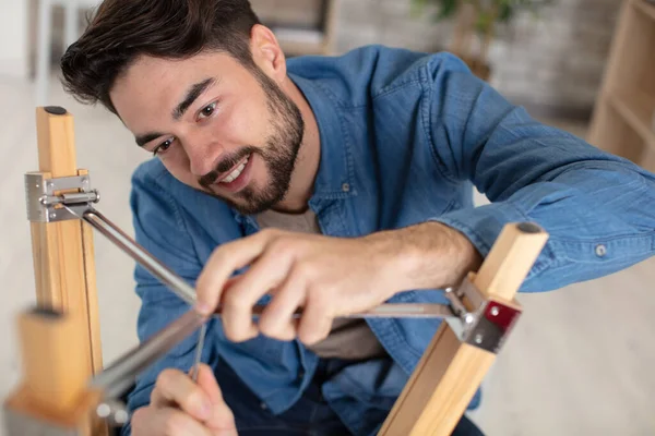 Jovem Montando Móveis Casa — Fotografia de Stock