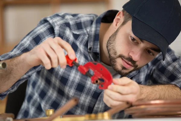 Een Koperen Worler Tijdens Het Snijden Van Pijpen — Stockfoto