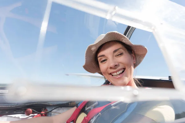 Retrato Piloto Feminino Feliz — Fotografia de Stock