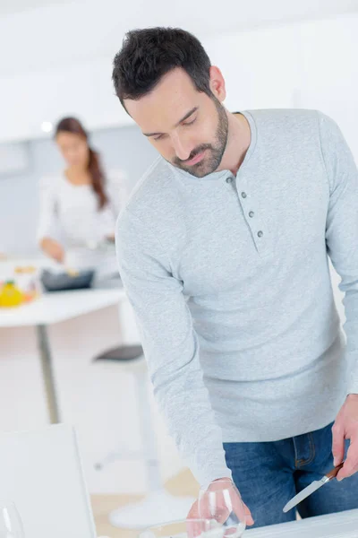 Hombre Está Poniendo Mesa —  Fotos de Stock