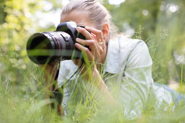 女性徒步旅行者和风景摄影师拍摄自然 — 图库照片