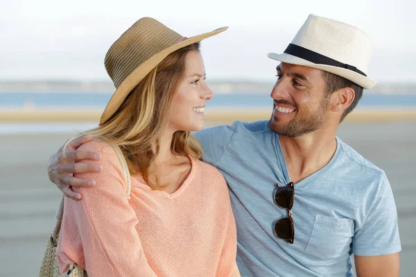 Paar Liefde Genieten Van Zomer Door Zee — Stockfoto