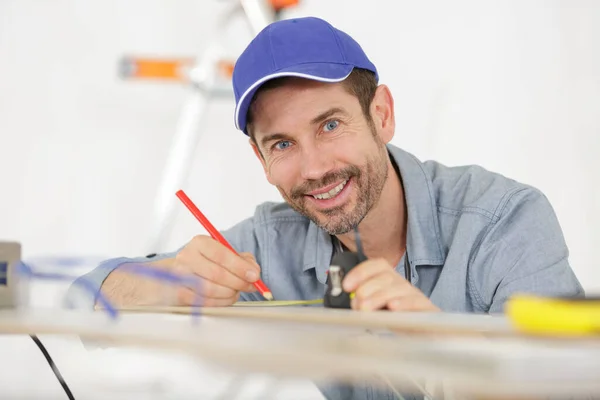 Een Knappe Timmerman Het Werk — Stockfoto