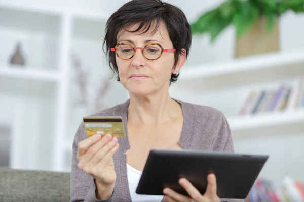 Frau Verbindet Sich Mit Tablet Zum Online Einkaufen — Stockfoto